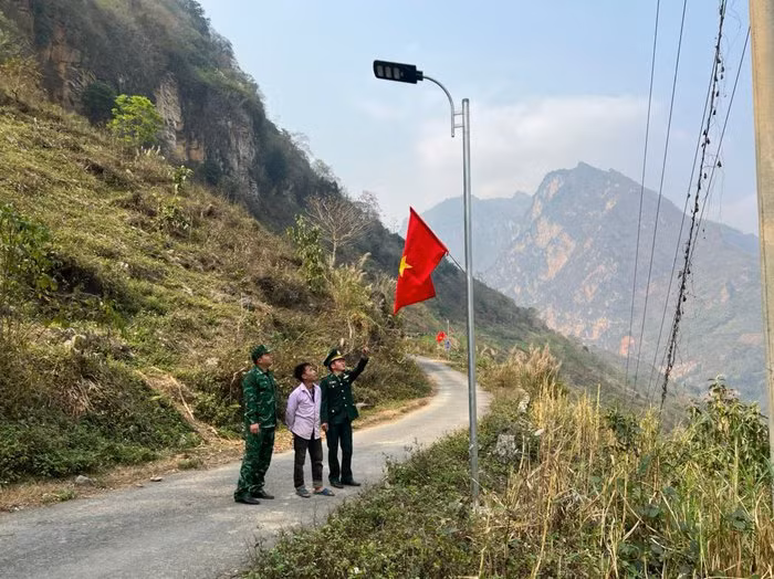 Đồn biên phòng Si Ma Cai tuyên truyền về phòng chống tảo hôn và bạo lực gia đình trong “Tháng Ba biên giới” - Ảnh 2. Đồn biên phòng Si Ma Cai tuyên truyền về phòng chống tảo hôn và bạo lực gia đình trong “Tháng Ba biên giới” - Ảnh 2.
