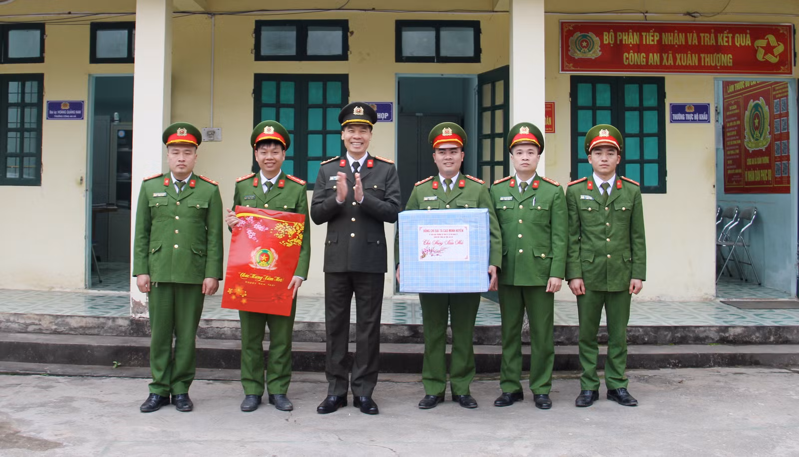 Tặng quà chúc Tết Công an xã Xuân Thượng.jpg