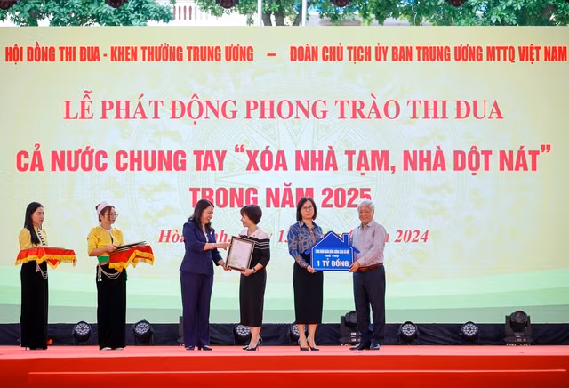 Chủ tịch Uỷ ban Trung ương MTTQ Việt Nam Đỗ Văn Chiến tiếp nhận ủng hộ của các doanh nghiệp, tổ chức cho Phong trào thi đua “Xóa nhà tạm, nhà dột nát” trong cả nước; Quyền Chủ tịch nước Võ Thị Ánh Xuân trao thư cảm ơn tại Lễ phát động - Ảnh: VGP/Nhật Bắc