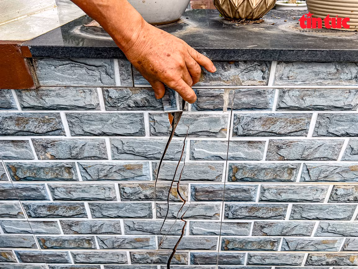 Các vết nứt trong khu vườn, tường rào và nhà dân, kéo dài từ đầu xóm Bãi đến cuối xóm.