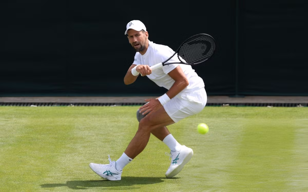 Djokovic trong buổi tập trước Wimbledon 2024. (Ảnh: Getty).