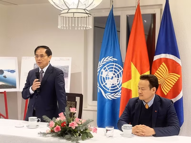 Bộ trưởng Bùi Thanh Sơn trao đổi với các cán bộ, nhân viên của Phái đoàn đại diện thường trực Việt Nam bên cạnh Liên hợp quốc (LHQ), Tổ chức Thương mại thế giới (WTO) và các tổ chức quốc tế khác tại Geneva (Thụy Sỹ).