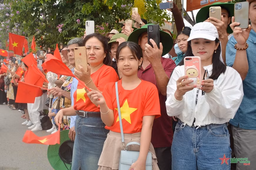 Đông đảo nhân dân, du khách cổ vũ các lực lượng diễu binh, diễu hành.