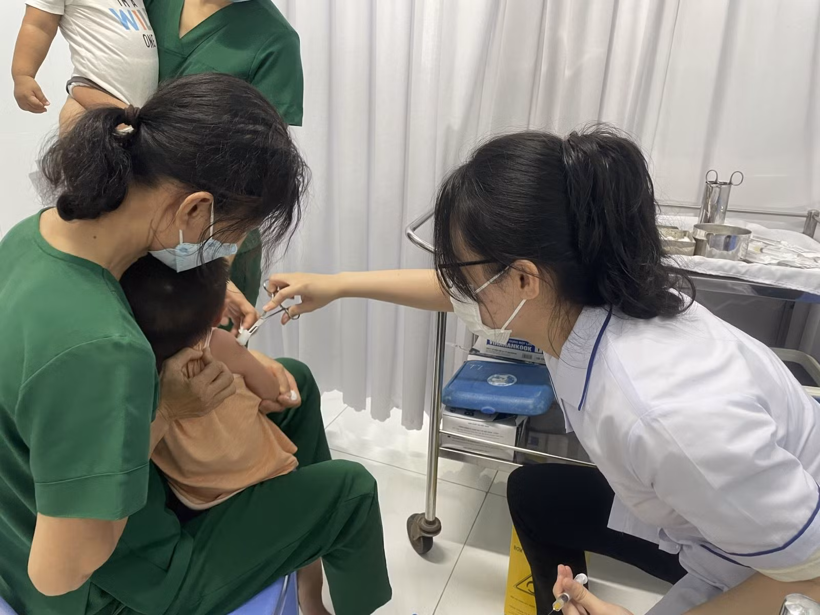 Phụ huynh nên đưa trẻ đến Trạm y tế để được tiêm vaccine phòng bệnh sởi. Ảnh: Đan Phương/Báo Tin tức