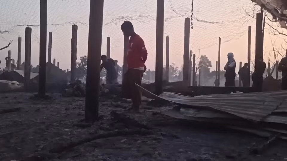 Hỏa hoạn tại một trại tị nạn ở Bangladesh khiến 8.000 người rơi vào cảnh màn trời chiếu đất. Ảnh: Reuters