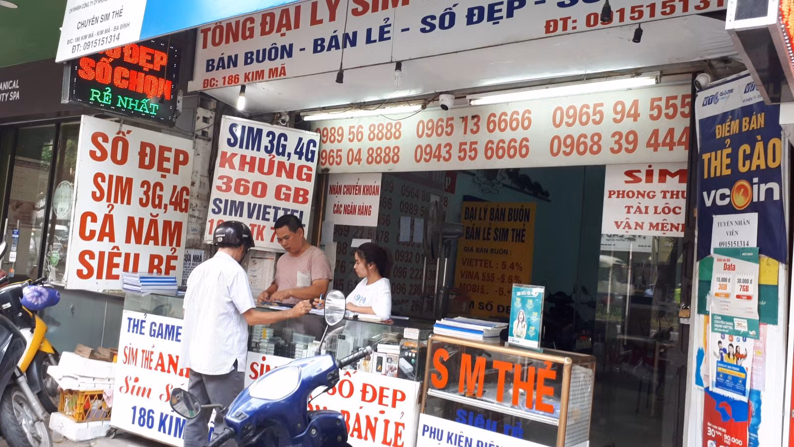 Một điểm bán SIM thẻ trên phố Kim Mã. Ảnh: XM.