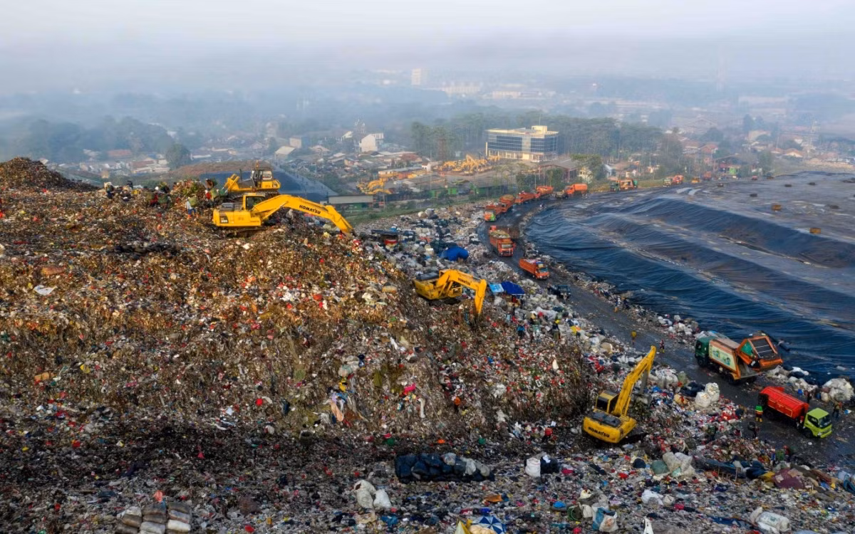 Bãi rác Bantar Gebang ở vùng lân cận Bekasi, Tây Java. Ảnh: Jakarta Post.