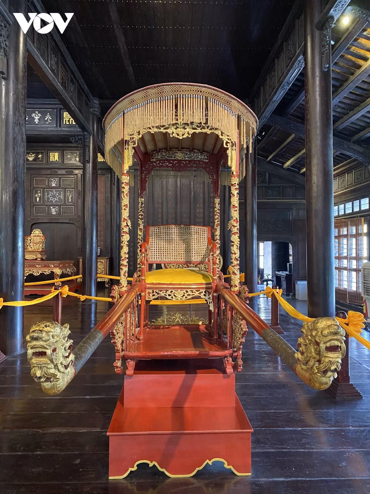 Chiếc kiệu chạm lộng đồ án “Lưỡng long triều nhật”, sơn son thếp vàng của vua Bảo Đại, dùng để đi lại trong phạm vi hoàng thành Huế thời Nguyễn (1802-1945).