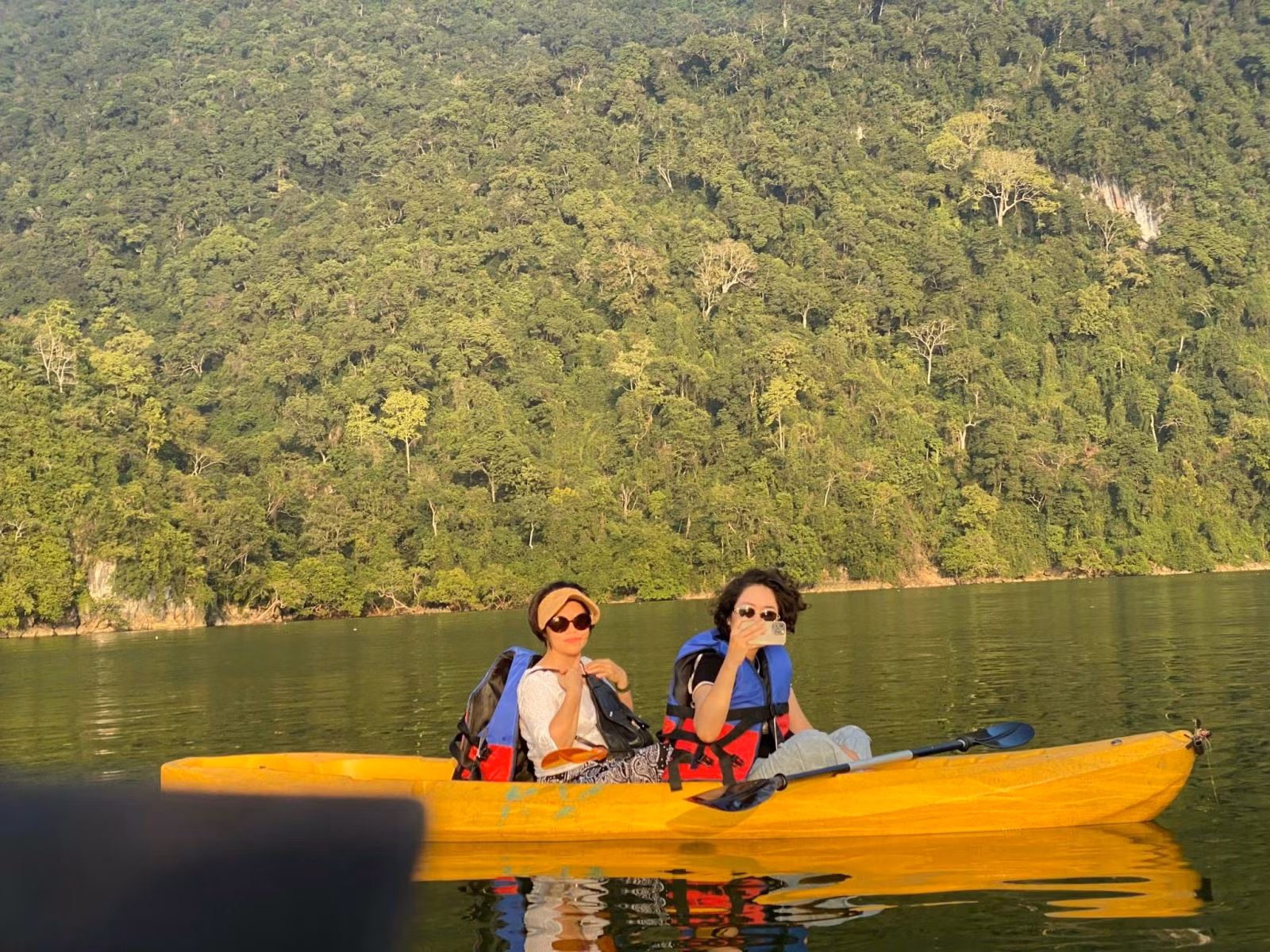 Du khách chèo thuyền kayak trên hồ Ba Bể. Ảnh: TT/Báo Tin tức