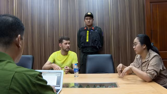 Cơ quan điều tra làm việc với các đối tượng liên quan - Ảnh: Bộ Công an