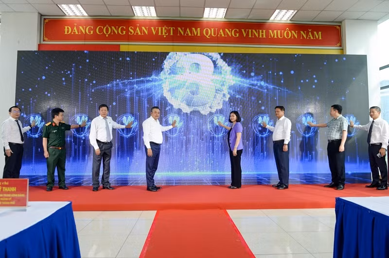 Các đại biểu thực hiện nghi thức khai trương hệ thống Giao thông thông minh trên địa bàn TP Hà Nội.