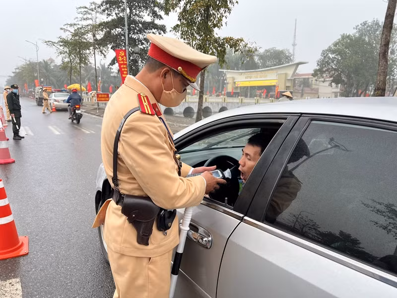 Lực lượng CSGT kiểm tra chuyên đề nồng độ cồn đối với người điều khiển phương tiện tham gia giao thông trên các tuyến đường (Ảnh: VH)