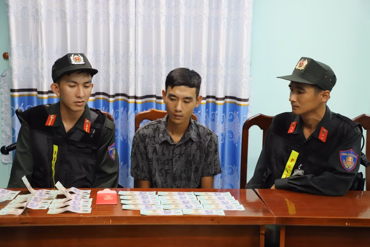 Đối tượng Trần Thẩm Lin cùng tang vật- Ảnh Thế Phong
