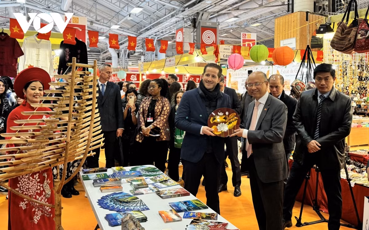 Đại sứ Việt Nam tại Pháp Đinh Toàn Thắng và Giám đốc Hội chợ Paris Steven Abajoli khám phá hàng thủ công mỹ nghệ Việt Nam. Ảnh: Anh Tuấn/VOV.