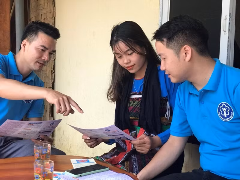 Cán bộ ngành BHXH Việt Nam tuyên truyền, tư vấn chính sách BHXH, BHYT tới người dân. (Ảnh: Báo điện tử ĐCS Việt Nam)