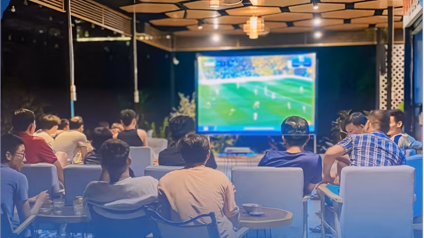 Người dân xem bóng đá tại một quán cà phê ở quận Nam Từ Liêm, TP Hà Nội. Ảnh: NGUYỄN HUYỀN