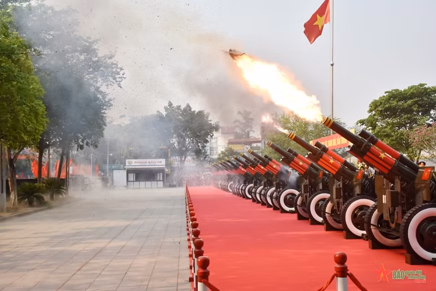 Màn bắn pháo lễ chào mừng 70 năm Chiến thắng Điện Biên Phủ tại lễ tổng duyệt.