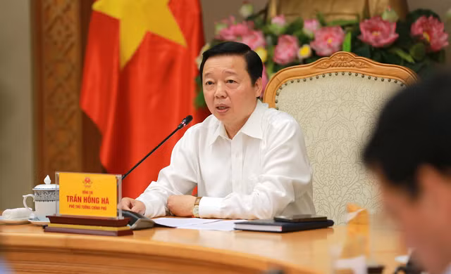 Phó Thủ tướng Trần Hồng Hà nhấn mạnh phát triển điện mặt trời áp mái là nhiệm vụ cấp bách, giải pháp quan trọng nhằm huy động các nguồn lực xã hội vào thực hiện Quy hoạch Điện VIII - Ảnh: VGP/Minh Khôi