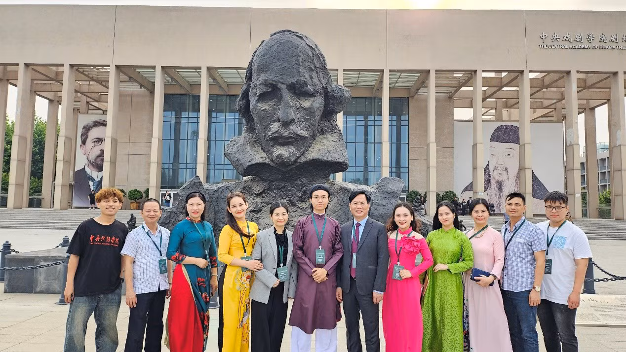 Thầy và trò trường Đại học Sân khấu - Điện ảnh Hà Nội tham dự Liên hoan Sân khấu các Trường Sân khấu châu Á lần thứ VII. Ảnh: ĐHSKĐA
