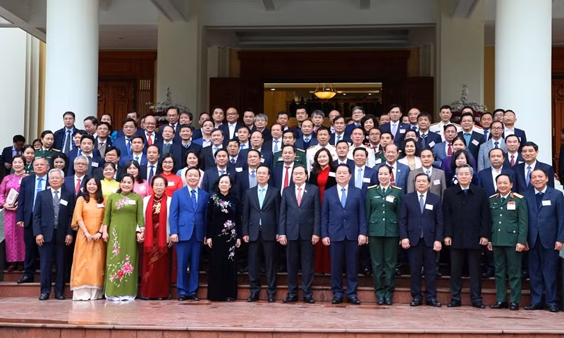 Lãnh đạo Đảng, Nhà nước chụp ảnh cùng các nhà khoa học, trí thức, văn nghệ sĩ.