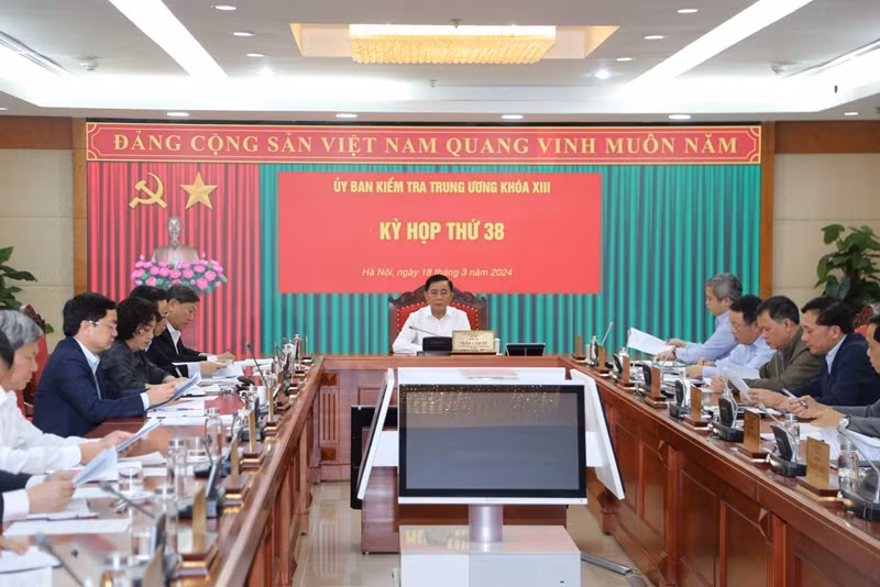 Đồng chí Trần Cẩm Tú, Ủy viên Bộ Chính trị, Bí thư Trung ương Đảng, Chủ nhiệm Ủy ban Kiểm tra Trung ương chủ trì Kỳ họp.