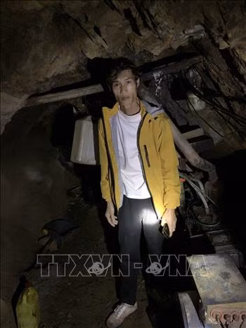 Đối tượng Nguyễn Văn Linh cầm đầu đường dây khai thác vàng trái phép tại bản Phiêng Chạng, xã Noong Hẻo, Sìn Hồ. Ảnh: TTXVN phát.