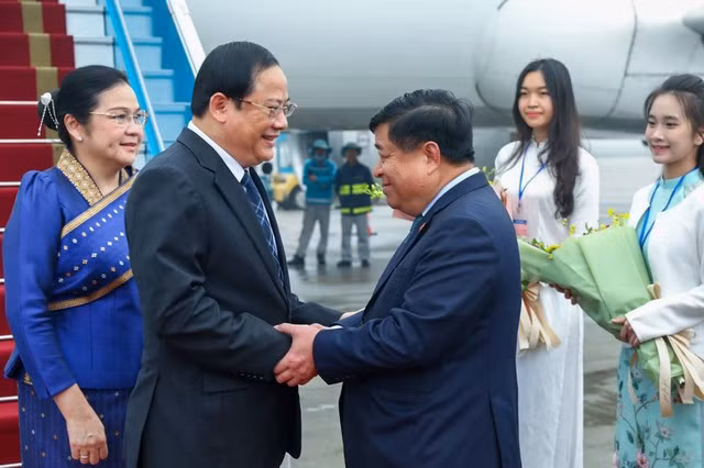 Bộ trưởng Bộ Kế hoạch và Đầu tư Nguyễn Chí Dũng, Chủ tịch Ủy ban Hợp tác Việt Nam-Lào, lãnh đạo các bộ, ngành, cơ quan Trung ương của Việt Nam đón Thủ tướng Lào Sonexay Siphandone và Phu nhân tại sân bay quốc tế Nội Bài - Ảnh: VGP/Nhật Bắc