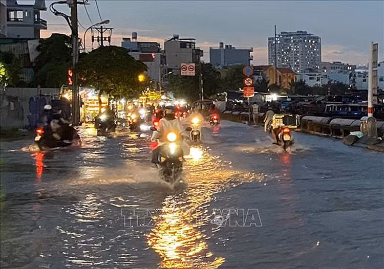 Nam Bộ có mưa rào và dông vào chiều tối.. Ảnh: TTXVN