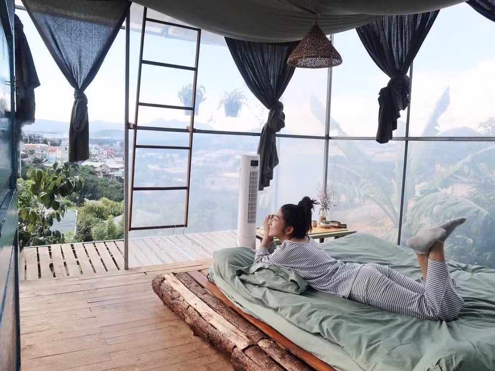 Du khách tạm rời xa những xô bồ thành thị để hòa mình vào không khí yên bình của điểm đến. (Ảnh: CTV/Vienam+)