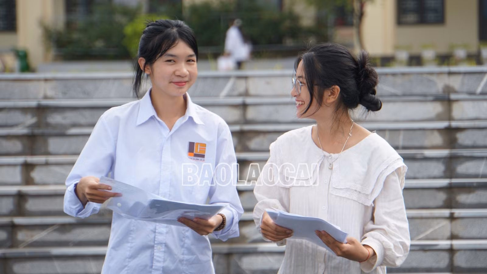 Thí sinh Liềng Thu Trang vui vẻ trò chuyện cùng bạn sau buổi thi môn Ngữ văn.