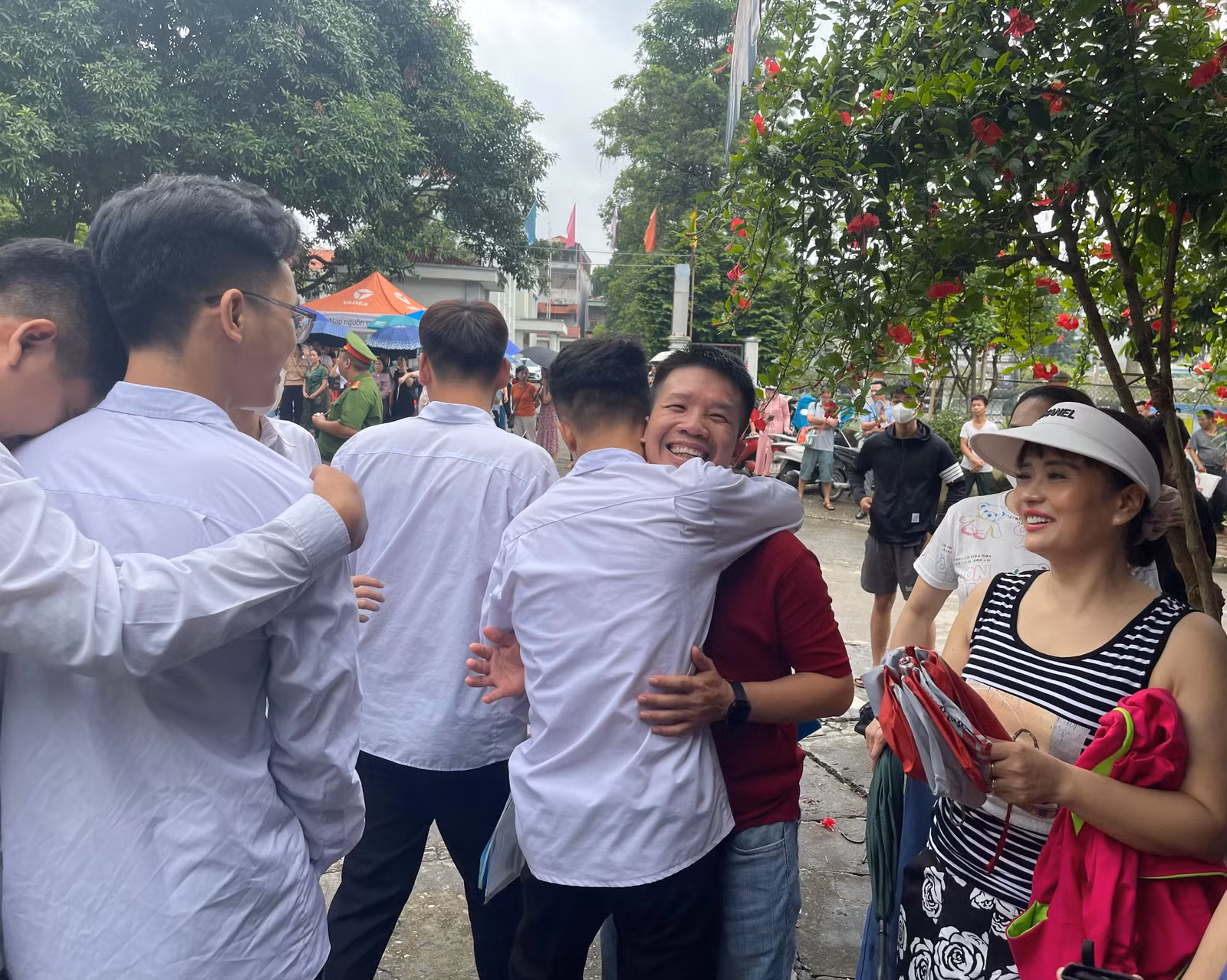 Giáo viên chia sẻ niềm vui với thí sinh sau khi hoàn thành xong bài thi.