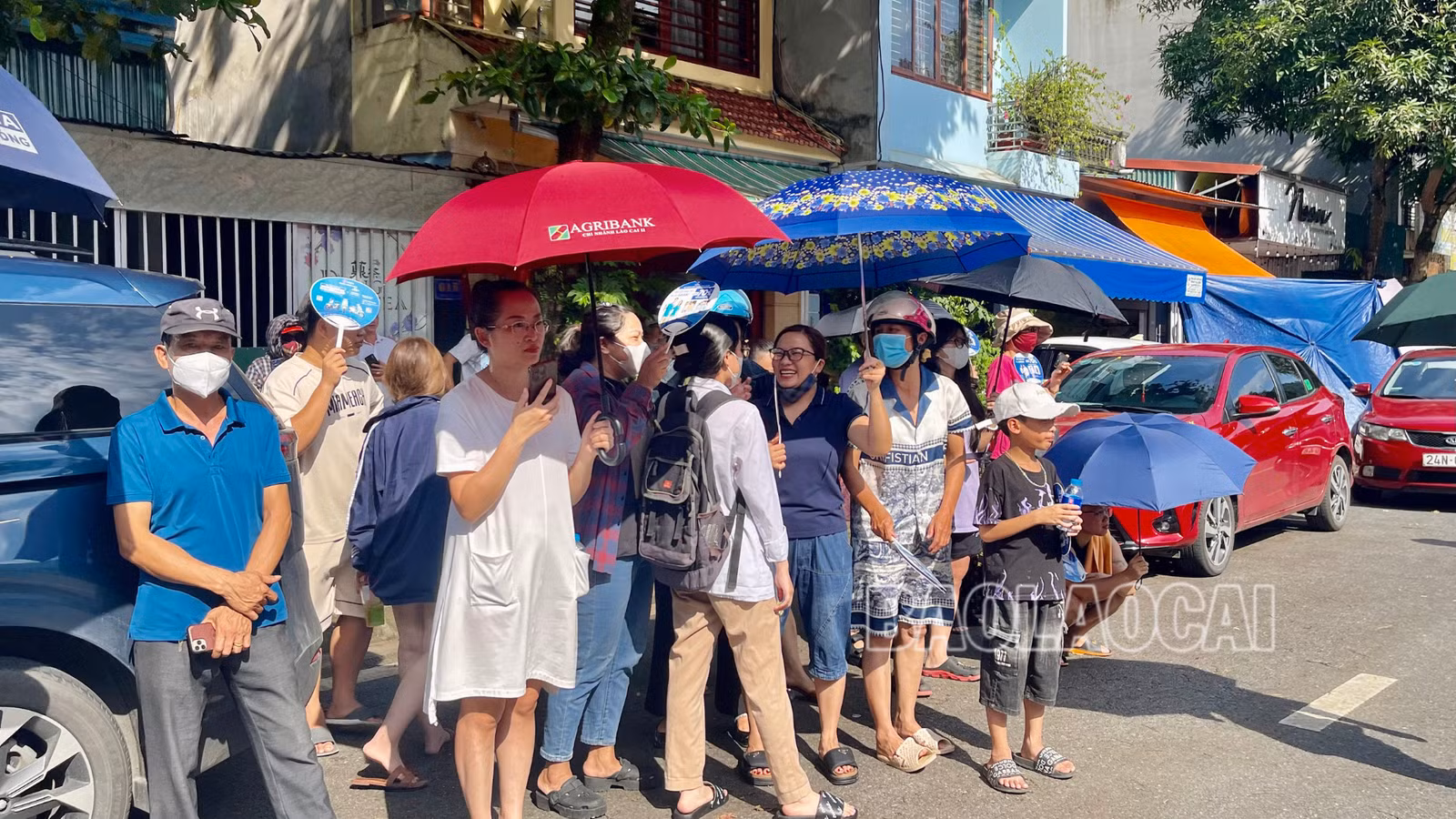 Dù trời nắng nóng, nhiều phụ huynh vẫn đợi bên ngoài điểm thi để chúc mừng con đã hoàn thành kỳ thi quan trọng