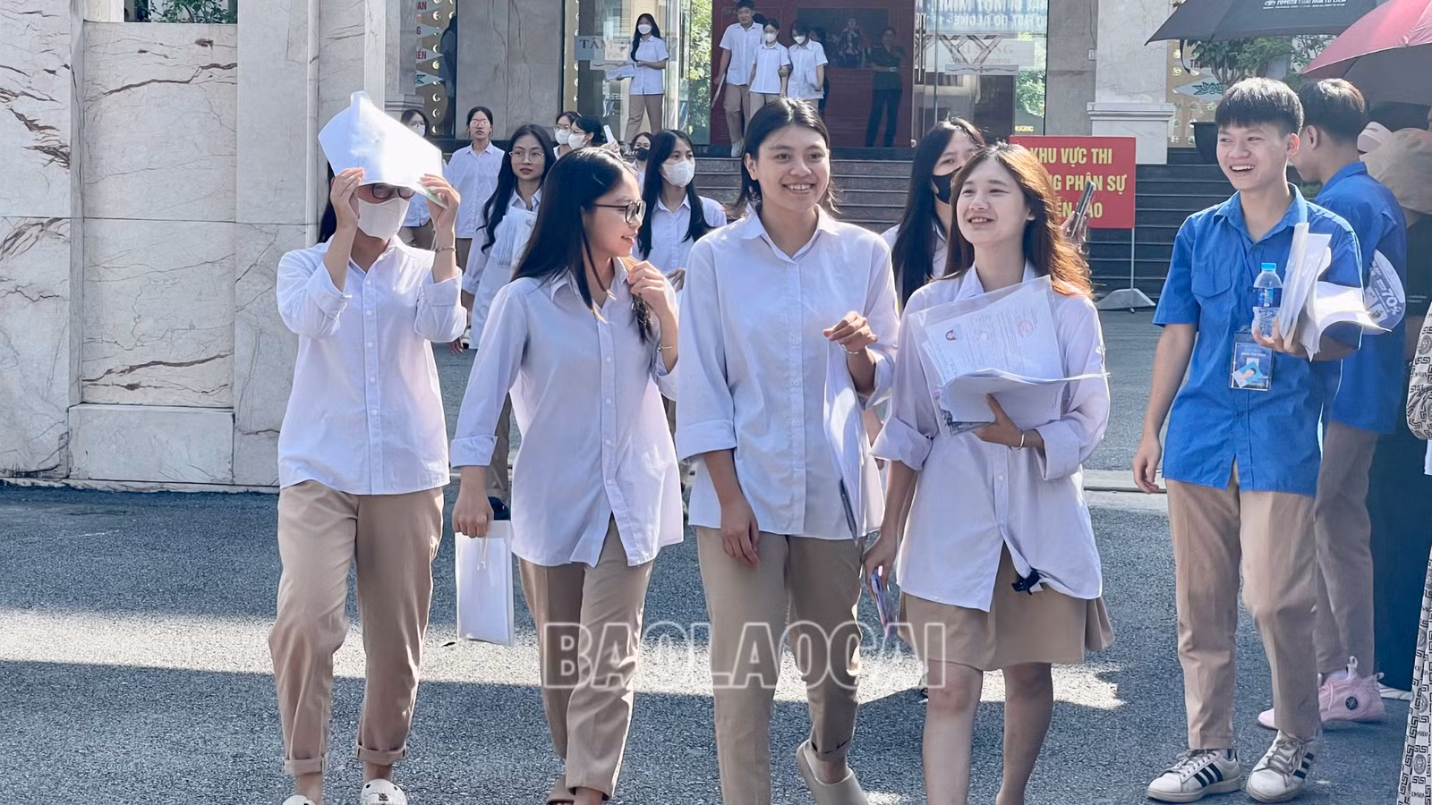 Thí sinh rời điểm thi Trường THPT số 1 thành phố Lào Cai với tâm trạng thoải mái, phấn khởi vì làm bài thi tốt.
