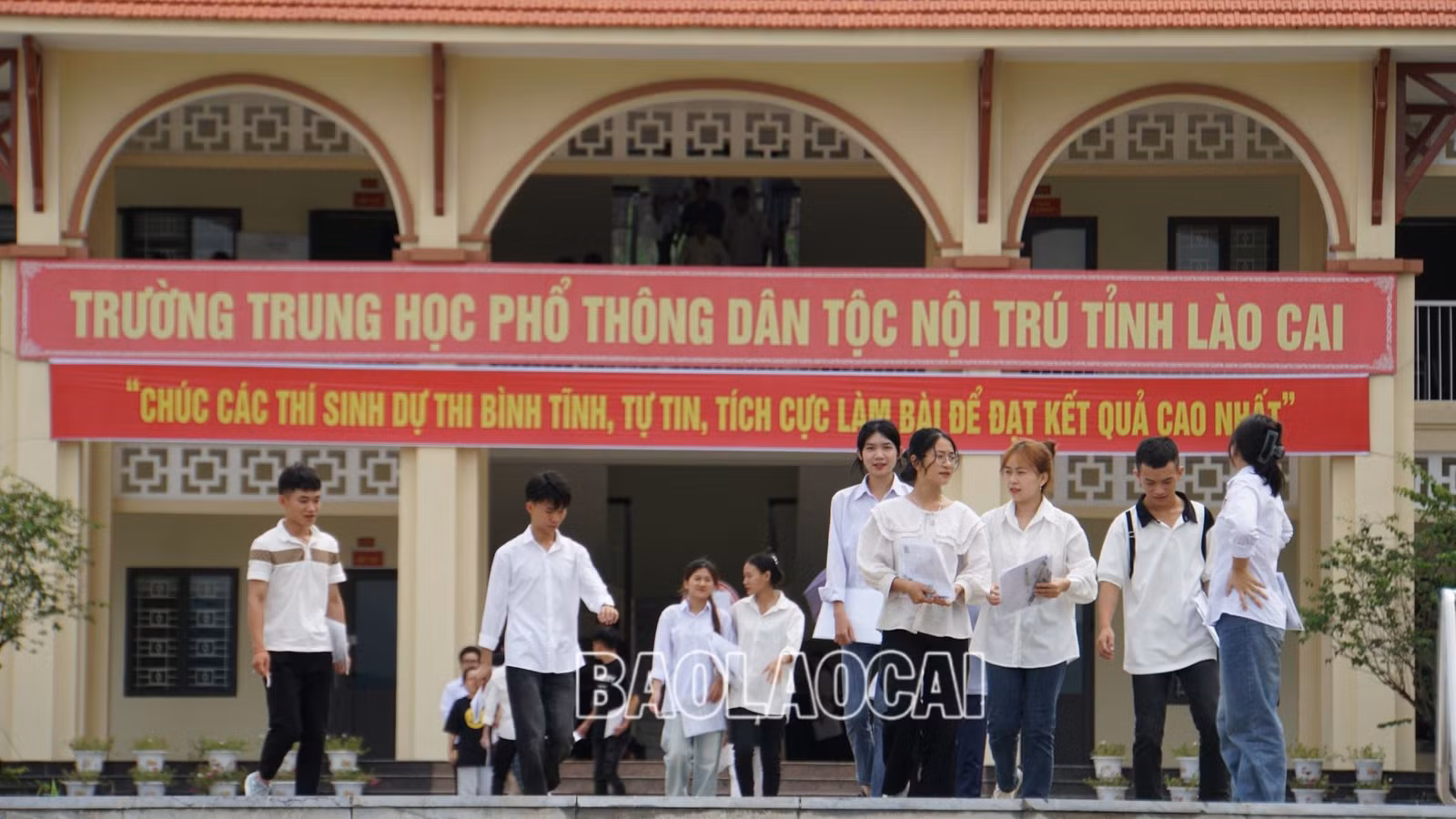 Thí sinh tại điểm thi Trường THPT Dân tộc nội trú tỉnh.