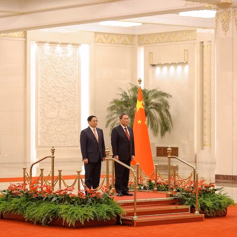Lễ đón chính thức Thủ tướng Chính phủ Phạm Minh Chính và đoàn đại biểu cấp cao Việt Nam thăm chính thức nước Cộng hòa nhân dân Trung Hoa được tổ chức trọng thể tại Đại lễ đường Nhân dân ở Thủ đô Bắc Kinh.