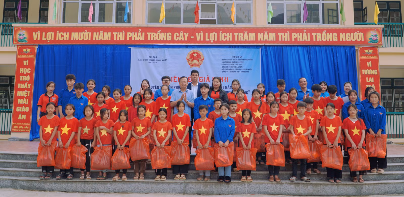 Nhiều phần quà gồm quần áo, áo dài truyền thống và một số nhu yếu phẩm được trao tận tay học sinh, người dân có hoàn cảnh khó khăn..jpg