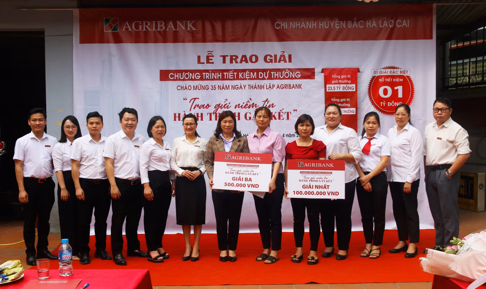 Trao thưởng cho các khách hàng.JPG