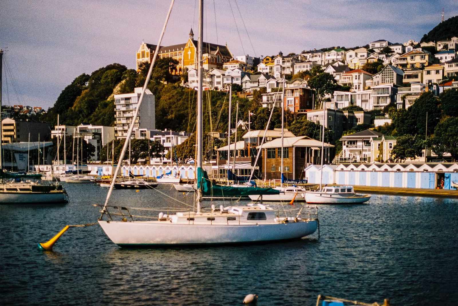 Wellington, New Zealand: Với dân số khoảng 200.000 người, thủ đô của New Zealand là thành phố đông dân thứ hai và là trung tâm chính trị, văn hóa của nước này. Thành phố nổi tiếng với nền văn hóa sôi động, ẩm thực đa dạng và vẻ đẹp tự nhiên, những bến cảng đẹp như tranh vẽ được bao quanh bởi núi non hùng vĩ. Thành phố này nổi tiếng là một trong những thành phố hạnh phúc nhất trên thế giới nhờ sự thân thiện, hiếu khách và ý thức cộng đồng cao. Nhiều sự kiện lễ hội được tổ chức trong suốt cả năm nhằm kéo mọi người lại gần nhau hơn.