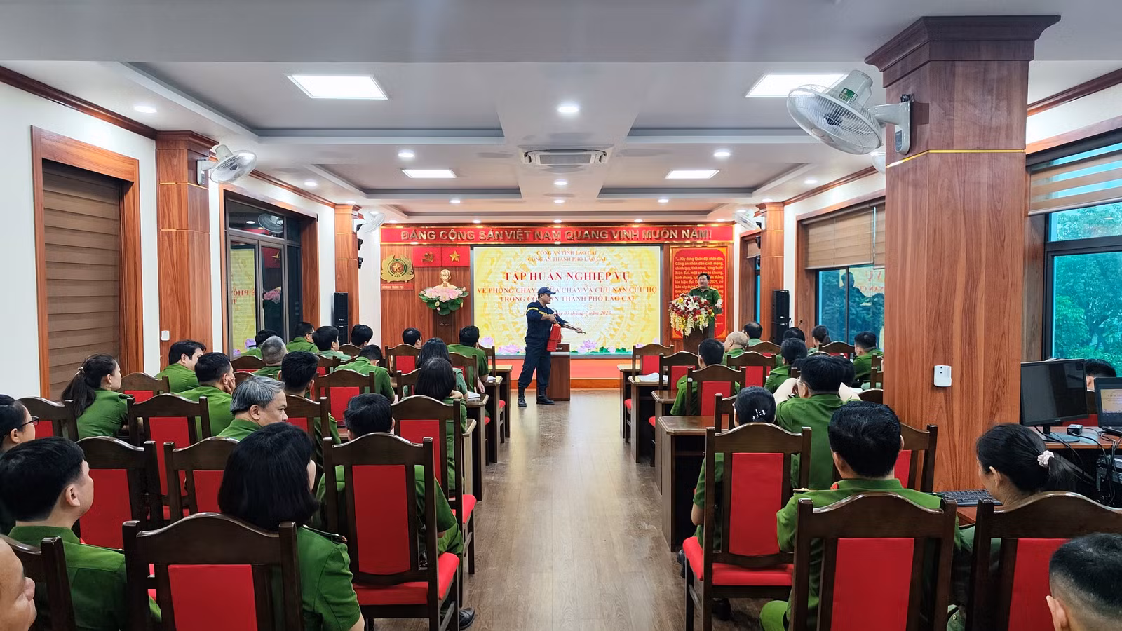 Ảnh 1. Tập huấn nghiệp vụ cho gần 400 cán bộ chiến sỹ CATP.jpg