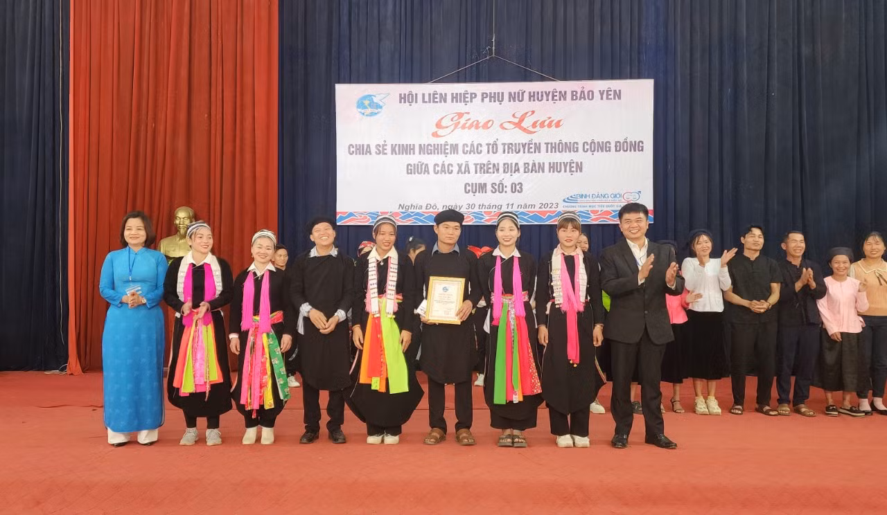 Ban tổ chức trao giải nhất cho đội xã Tân Tiến.jpg