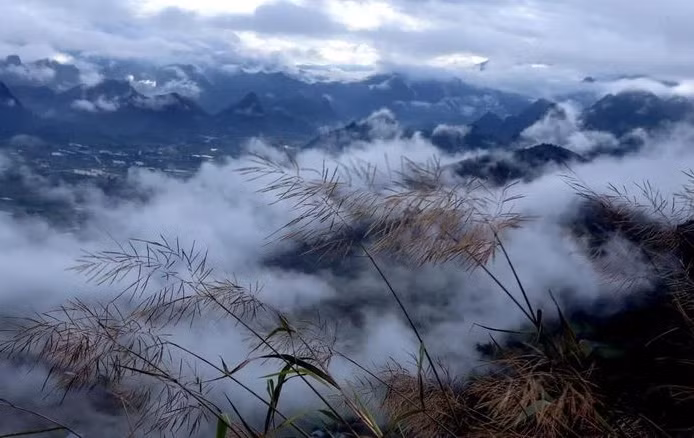 Đứng trên đỉnh núi Lao Tỷ Phùng, du khách được thưởng thức biển mây nhìn hút tầm mắt.