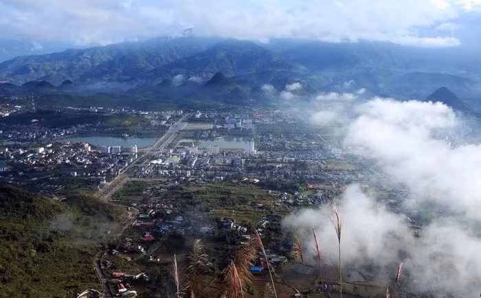 Đứng trên đỉnh Lao Tỷ Phùng, du khách được ngắm nhìn thành phố Lai Châu ẩn hiện dưới những lớp mây bồng bềnh nhẹ trôi.