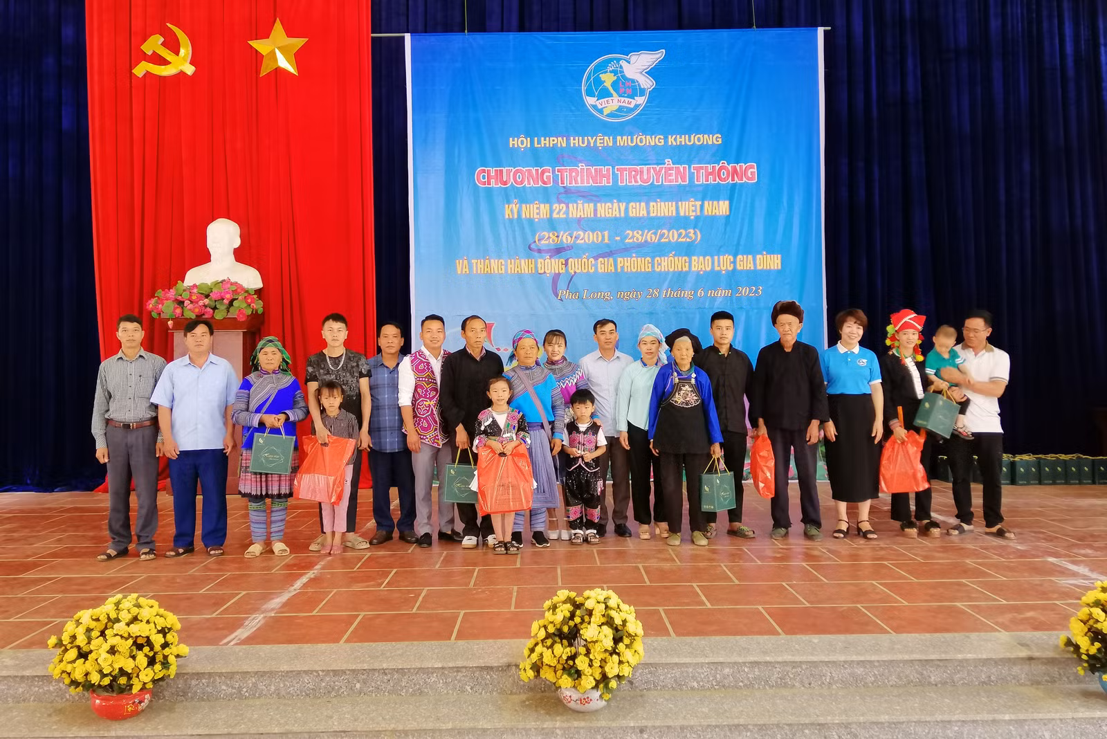 Tặng quà cho các gia đình có 3 thế hệ cùng chung sống.jpg