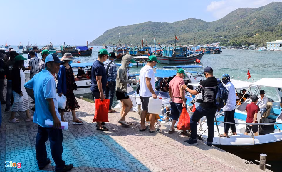 Tour biển đảo ngắm vịnh Nha Trang đông khách.