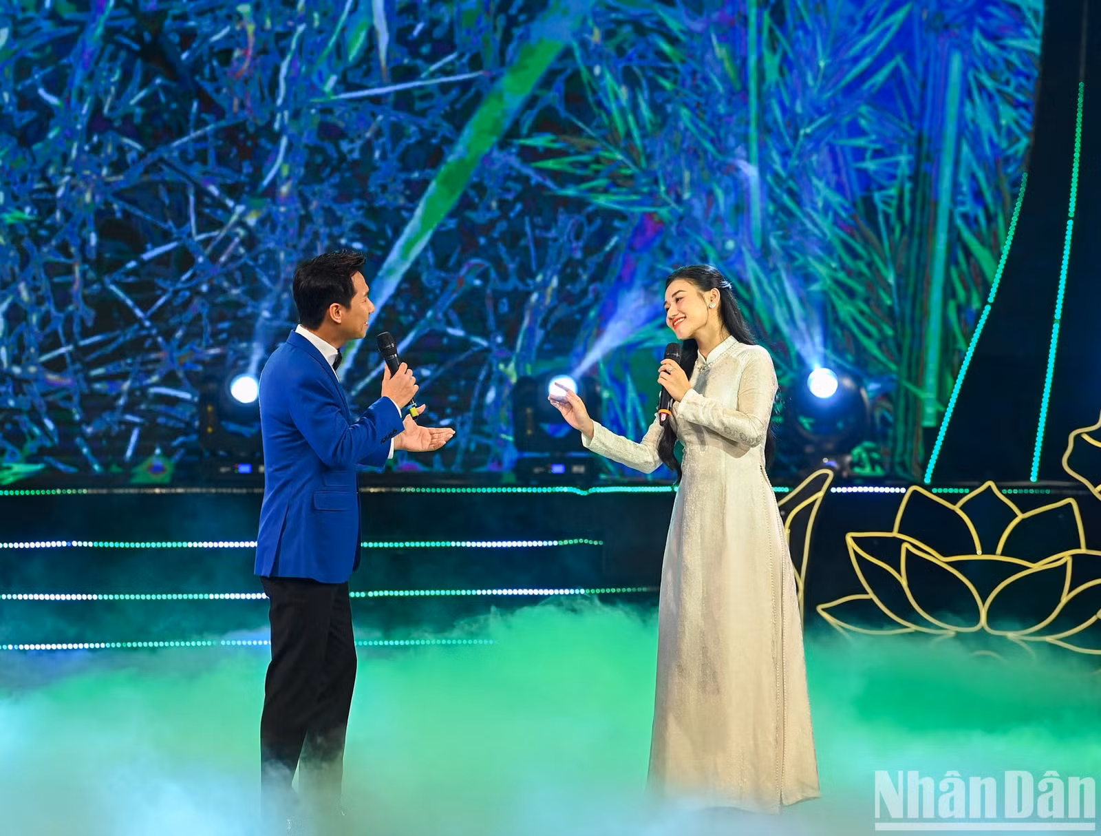 Tiết mục song ca của ca sĩ Lê Anh Dũng và ca sĩ Minh Ngọc với ca khúc “Đất nước tình yêu”.