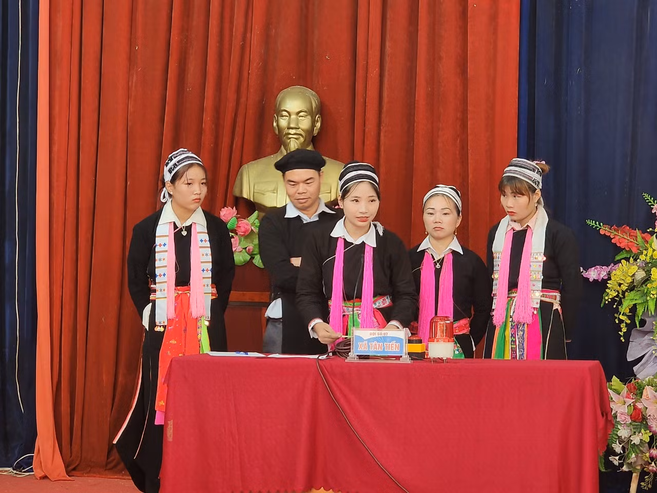Đội Tân Tiến tham gia phần thi kiến thức.jpg