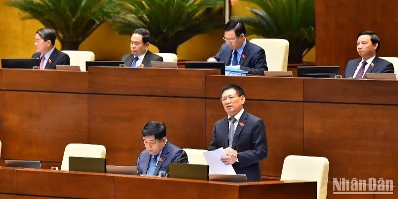 Bộ trưởng Tài chính Hồ Đức Phớc báo cáo giải trình, làm rõ một số vấn đề các đại biểu Quốc hội quan tâm.