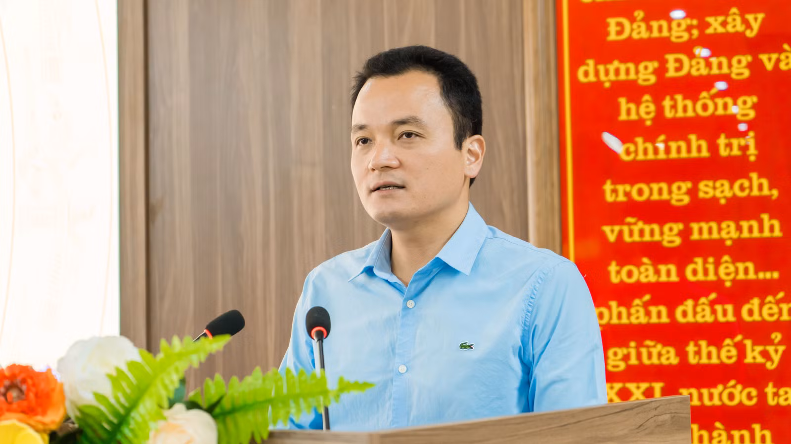 Đồng chí Giàng Quốc Hưng - Tỉnh uỷ viên, Bí thư Huyện uỷ - Chủ tịch HĐND huyện quán triệt một số nội dung trong hội nghị.jpg