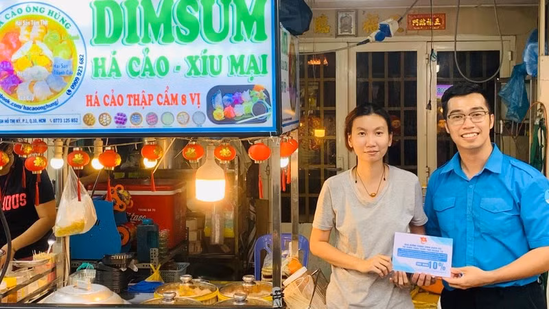 Đại diện Quận đoàn, Hội Liên hiệp thanh niên Quận 10 (TP Hồ Chí Minh) trao chứng nhận thành viên "Hệ sinh thái tuổi trẻ Quận 10" tặng các tiểu thương trên địa bàn.