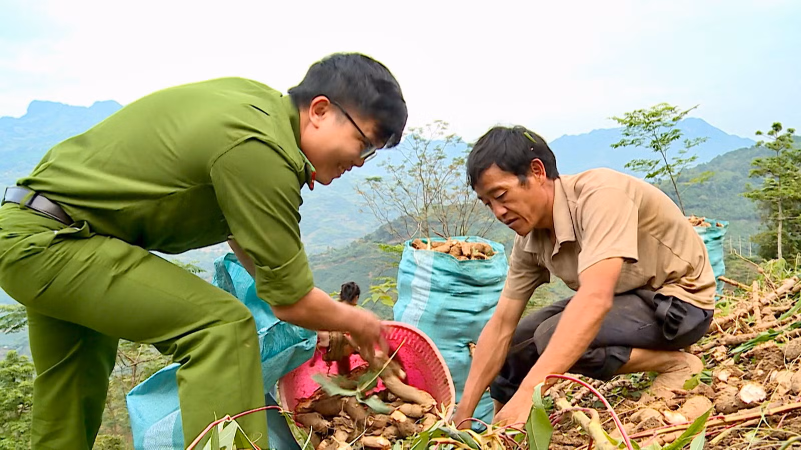 Công an xã Tả Thàng giúp đỡ nhân dân lao động sản xuất.jpg